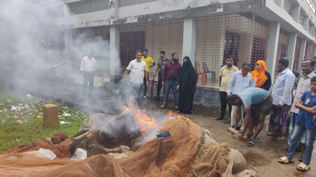 কাঁঠালিয়ায় ৭ লক্ষাধিক টাকার নিষিদ্ধ জাল উদ্ধার, পু/ড়িয়ে ধ্বংস