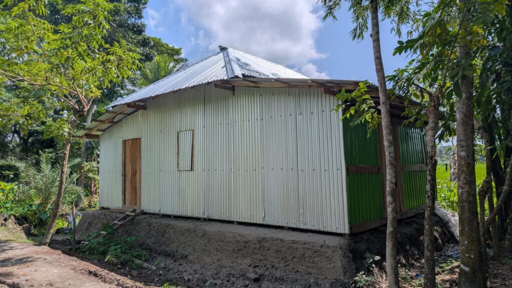 মরহুম আলতাফ মাস্টারের দ্বিতীয় মৃত্যুবার্ষিকীতে ঘর পেলেন কামরুল মিয়া