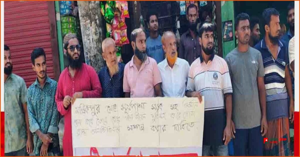 নলছিটিতে ৫ বছর ধরে অসমাপ্ত সড়ক সংস্কারের দাবিতে মানববন্ধন