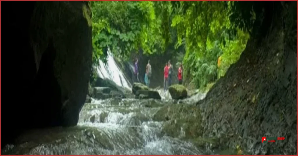 মিরসরাইয়ের নাপিত্তাছড়া ঝর্ণায় পা পিছলে পড়ে কলেজছাত্র গুরুতর আহত