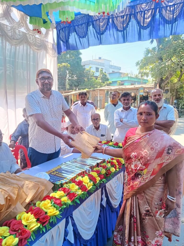 শারদীয় দুর্গাপূজা উপলক্ষে বোদা পৌরসভার ১ নম্বর ওয়ার্ডে উপহার বিতরণ