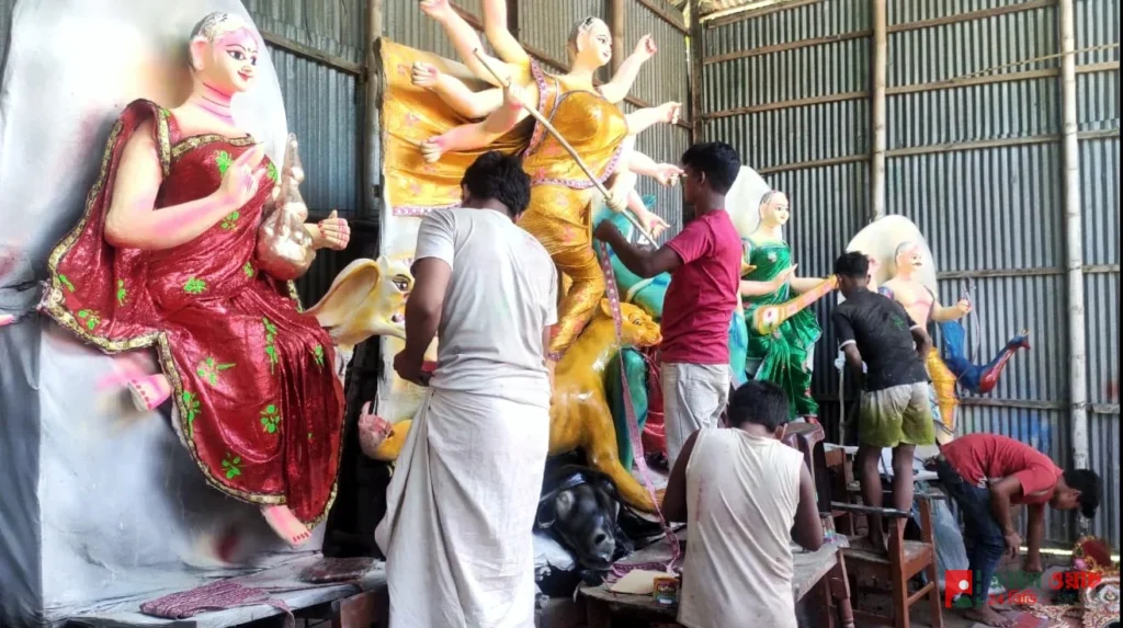 ‎পঞ্চগড়ে দুর্গাপূজার শেষ মুহূর্তের প্রস্তুতি, ৩০১ মণ্ডপে দুর্গোৎসব