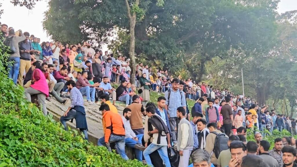 তেঁতুলিয়ায় পর্যটকদের ভিড়, কাঞ্চনজঙ্ঘা দেখতে না পেয়ে হতাশ