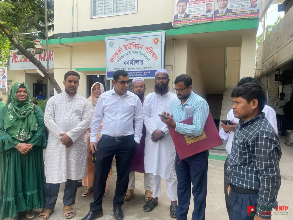 সাভারের ভাকুর্তা ও তেঁতুলঝোড়ায় গ্রাম আদালতসহ বিভিন্ন উন্নয়ন প্রকল্প পরিদর্শন করলেন উপপরিচালক