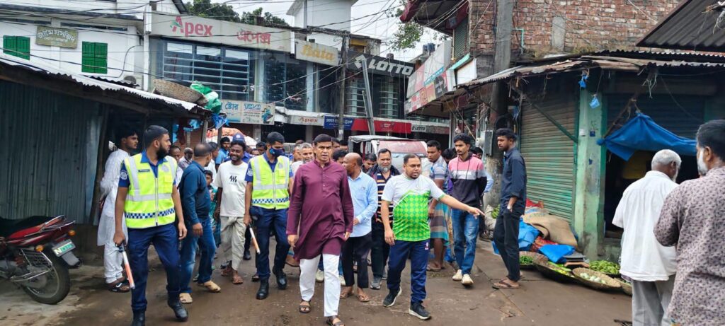 বোদা বাজারে অবৈধ স্থাপনা উচ্ছেদ, ক্ষতিগ্রস্ত ব্যবসায়ীদের পুনর্বাসনের নির্দেশ প্রতিমন্ত্রীর