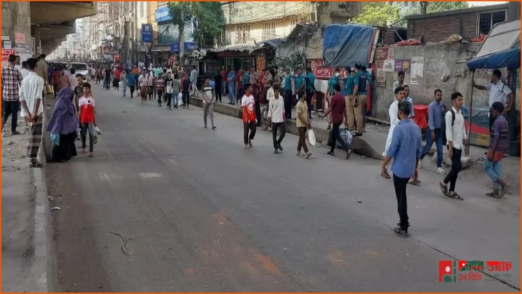 গাজীপুরে বেতন বৃদ্ধির দাবিতে শ্রমিকদের মহাসড়ক অবরোধ, যান চলাচল বন্ধ
