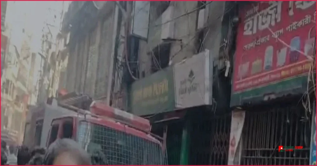 চকবাজারে অগ্নিকাণ্ড: ২৪ ঘণ্টা পরও শঙ্কা, থমকে আছে বাণিজ্যিক এলাকা