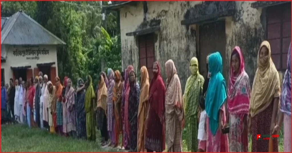 মাদারীপুরে ভোটকেন্দ্র সরানোর প্রতিবাদে এলাকাবাসীর মানববন্ধন ও অনশন