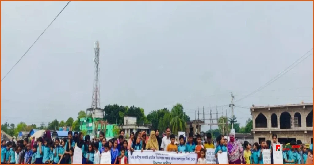 শ্যামনগরে স্কুলের জমি উদ্ধারে মানববন্ধন, নতুন ভবনের স্বপ্ন অনিশ্চিত